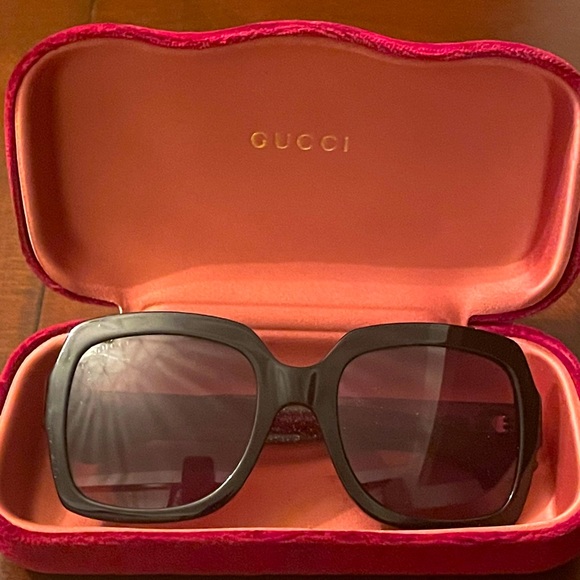 Accessories - Gucci sunglasses